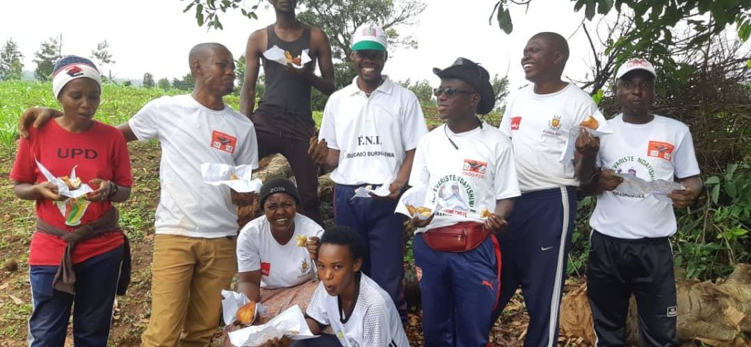 BURUNDI : Les membres de  la coopérative CJUDI réunis dans un champs à NGOZI