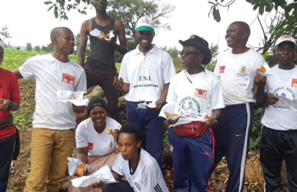 BURUNDI : Les membres de  la coopérative CJUDI réunis dans un champs à NGOZI