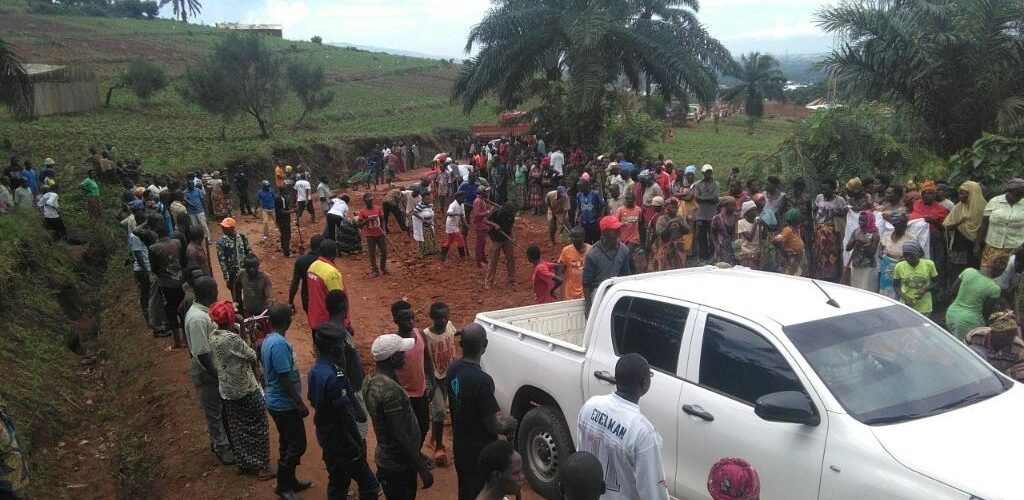 BURUNDI : TRAVAUX DE DEVELOPPEMENT COMMUNAUTAIRE  – Entretien d’une route de la commune RUGAZI à BUBANZA