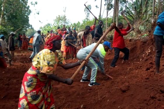 TRAVAUX DE DEVELOPPEMENT COMMUNAUTAIRE – Construction d’une route menant vers la colline KINGA, KAYANZA / BURUNDI