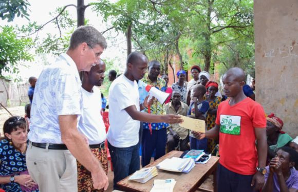 BURUNDI : Mission d’évangélisation à RUGOMBO – Don de Cartes d’Assurance Maladie / CIBITOKE