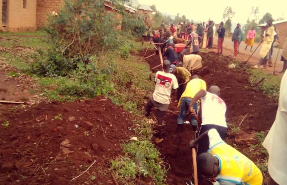 BURUNDI : TRAVAUX DE DEVELOPPEMENT COMMUNAUTAIRE – Les IMBONERAKURE de MUSONGATI déblayent une route à RUTANA