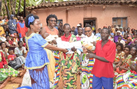 BURUNDI : FEMMES INTWARI visitent une famille à TRIPLÉS à GASAGARA / GITEGA