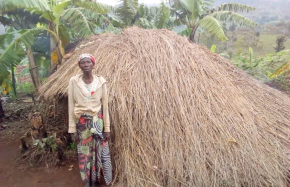 BURUNDI : Mme SINGIRANKABO habite une hutte traditionnelle à BUGENDANA / GITEGA