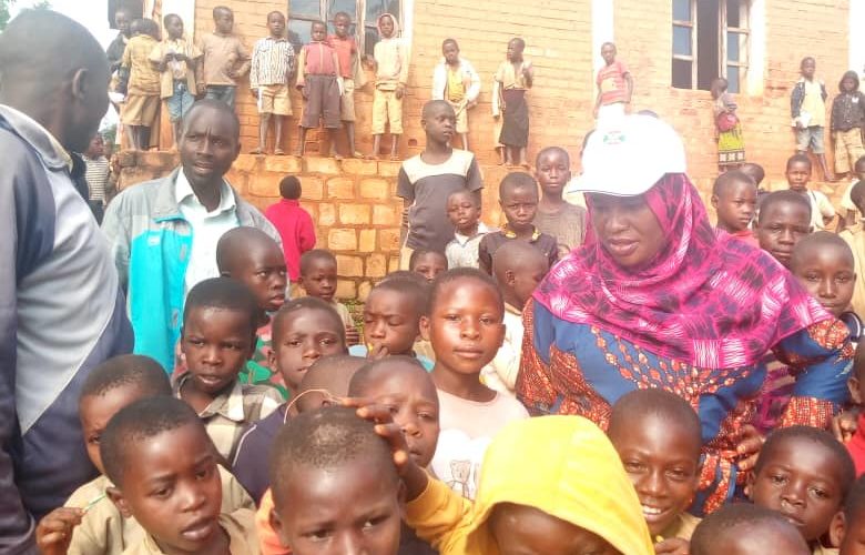 BURUNDI : L’ administrateure communal visite une école primaire de MAKAMBA
