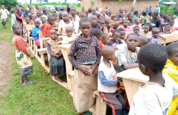 BURUNDI : Les natifs de KABUYE offrent 52 bancs de classe à VUMBI / KIRUNDO