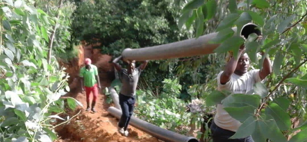 BURUNDI : TRAVAUX DE DEVELOPPEMENT COMMUNAUTAIRE – Poser de longs tuyaux de conduite d’eau sur environ 2,25 Km / CIBITOKE