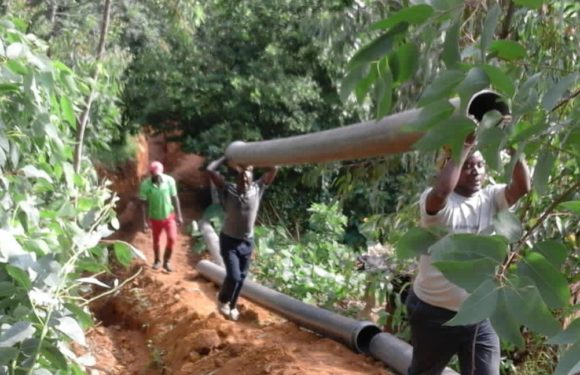 BURUNDI : TRAVAUX DE DEVELOPPEMENT COMMUNAUTAIRE – Poser de longs tuyaux de conduite d’eau sur environ 2,25 Km / CIBITOKE