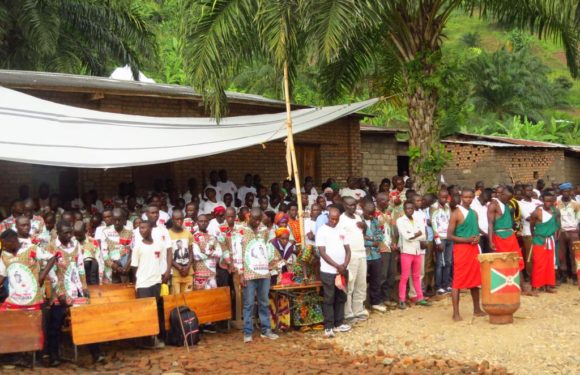 BURUNDI : Les BAGUMYABANGA de MUHUTA fêtent la victoire du CNDD-FDD en 2020 /RUMONGE