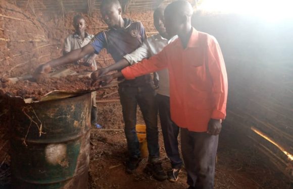 BURUNDI : Les fabricants de charbons écologiques de KIBAGO / MAKAMBA