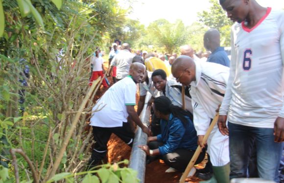 BURUNDI : TRAVAUX DE DEVELOPPEMENT COMMUNAUTAIRE – Mettre des tuyaux de conduite d’eau à RUGOMBO / CIBITOKE
