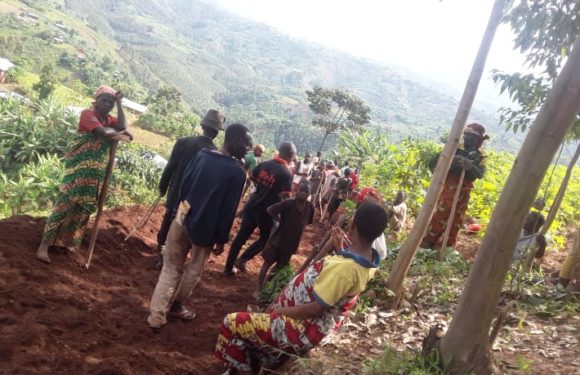 BURUNDI : TRAVAUX DE DEVELOPPEMENT COMMUNAUTAIRE – Tracer une route à NYABIRABA  entre les collines MUGENDO, MUSENYI et KINAMA / BUJUMBURA
