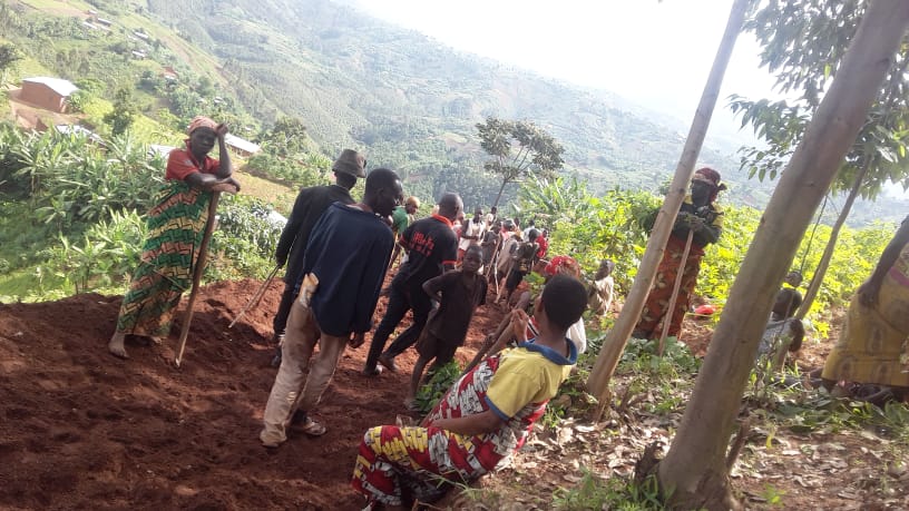 BURUNDI : TRAVAUX DE DEVELOPPEMENT COMMUNAUTAIRE – Tracer une route à NYABIRABA  entre les collines MUGENDO, MUSENYI et KINAMA / BUJUMBURA