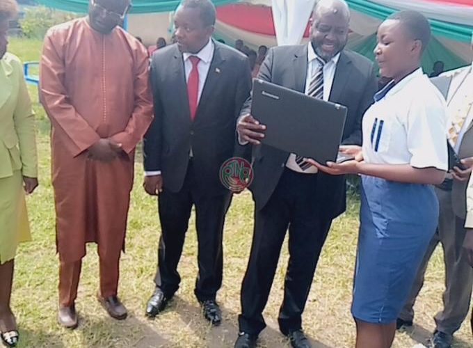 Le Ministère de l’Education reçoit un don d’ordinateurs