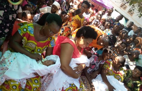 BURUNDI : Visite des BAKENYERERARUGAMBA à une famille de triplets à RUGOMBO / CIBITOKE