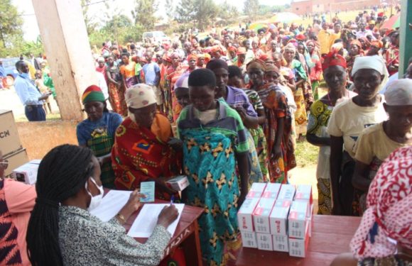 BURUNDI : 3.300 GSM distribués à des FEMMES de RUSAKA, NDAVA et NYABIHANGA / MWARO
