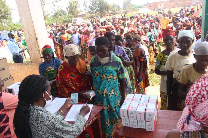 BURUNDI : 3.300 GSM distribués à des FEMMES de RUSAKA, NDAVA et NYABIHANGA / MWARO