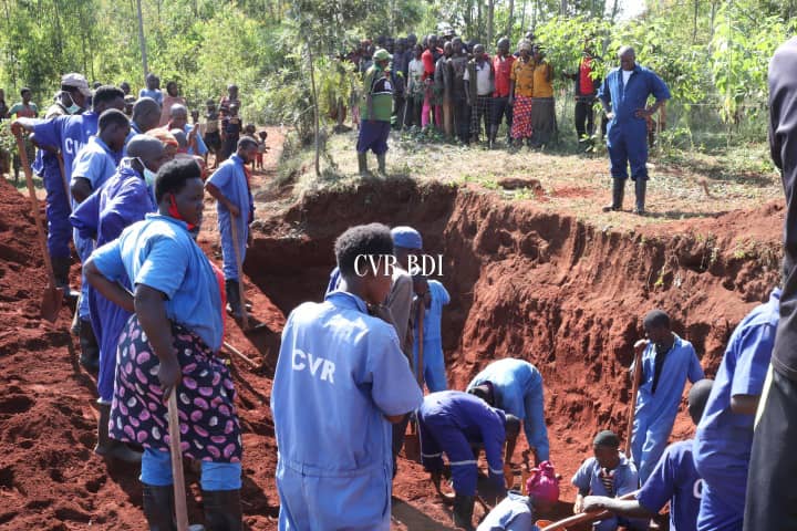 GENOCIDE CONTRE LES HUTU DU BURUNDI EN 1972 : Dimensions de fosses communes trouvées à BUHINYUZA / MUYINGA