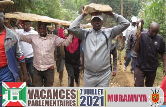 BURUNDI : TRAVAUX DE DEVELOPPEMENT COMMUNAUTAIRE – Transporter des pierres destinées à l’ ECOFO de BUSIMBA / MURAMVYA