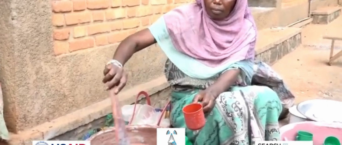 BURUNDI : SIBOMANA Chantal, vendeuse de bouillie à NYANZA-LAC / MAKAMBA