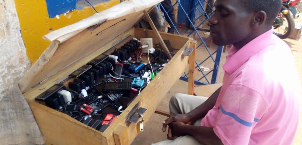 BURUNDI : MANIRAKIZA charge les téléphones portables à NGOZI