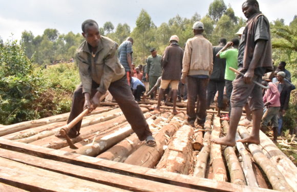 BURUNDI : TRAVAUX DE DEVELOPPEMENT COMMUNAUTAIRE – Réhabiliter un pont détruit sur la rivière KAYOKWE / NGOZI