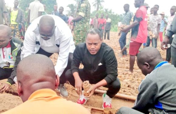BURUNDI : TRAVAUX DE DEVELOPPEMENT COMMUNAUTAIRE – Préparer une pépinière de CASSIA SIAMEA sur la rivière RWABA à KABONDO / MAKAMBA