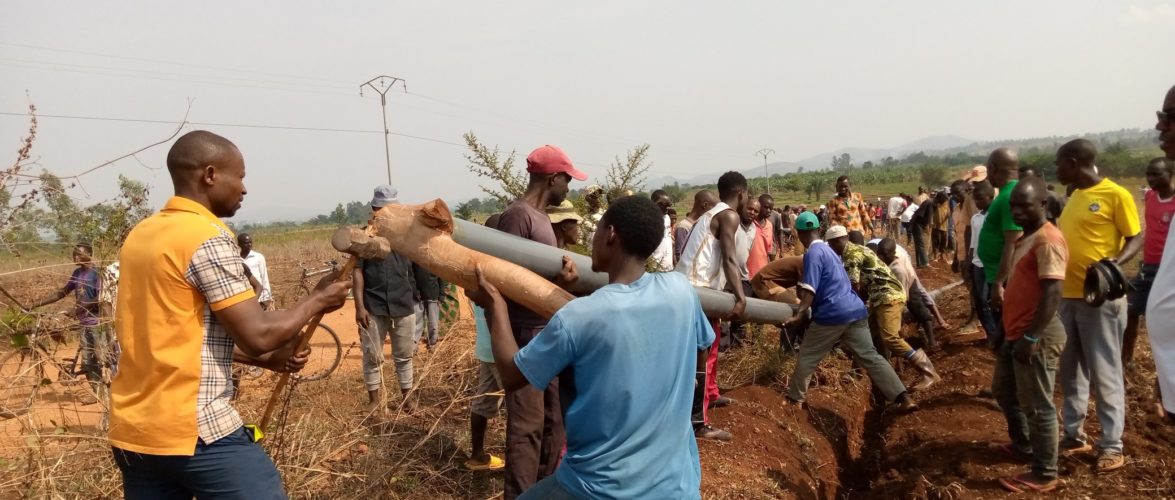 BURUNDI : TRAVAUX DE DEVELOPPEMENT COMMUNAUTAIRE – Placer des tuyaux menant l’eau potable aux maisons de RUGOMBO / CIBITOKE
