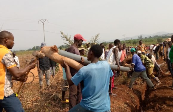 BURUNDI : TRAVAUX DE DEVELOPPEMENT COMMUNAUTAIRE – Placer des tuyaux menant l’eau potable aux maisons de RUGOMBO / CIBITOKE