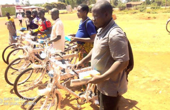 BURUNDI : Les moniteurs et encadreurs agricoles reçoivent des vélos et des bottes à ITABA / GITEGA