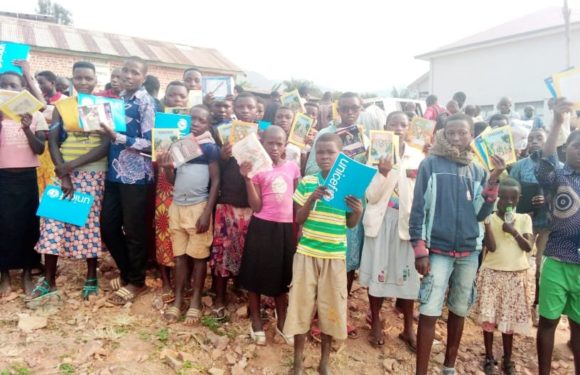 BURUNDI : Le Gouverneur offre du matériel scolaire aux enfants démunis à MUSONGATI / RUTANA
