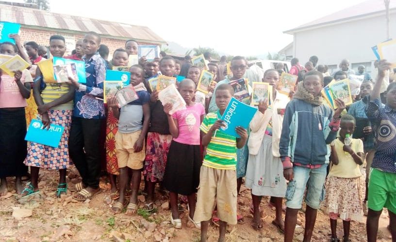 BURUNDI : Le Gouverneur offre du matériel scolaire aux enfants démunis à MUSONGATI / RUTANA