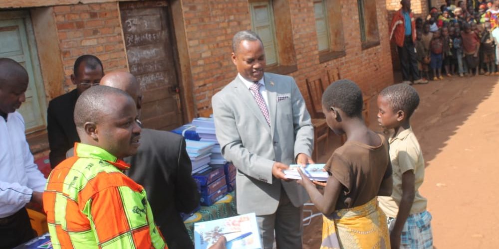 BURUNDI : L’OMBUDSMAN distribue du matériel scolaire en colline MIKONI / KAYANZA