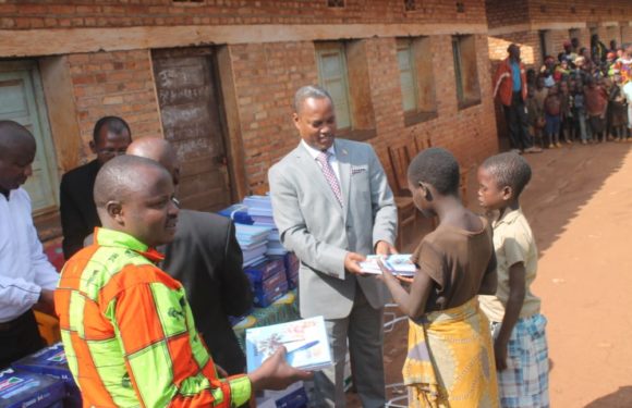 BURUNDI : L’OMBUDSMAN distribue du matériel scolaire en colline MIKONI / KAYANZA
