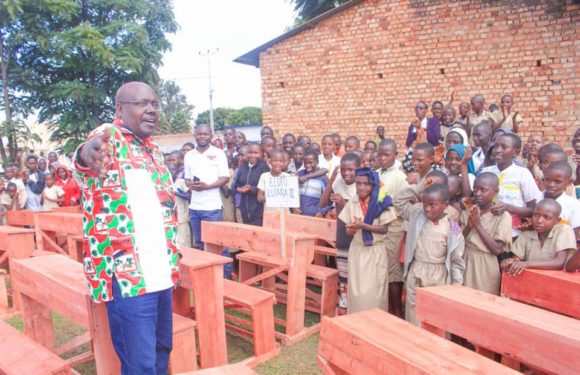 BURUNDI : Le CNDD-FDD RUTANA offre plus de 1.200 pupitres aux écoles locales