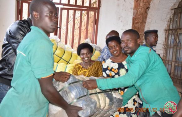 Le ministre en charge de la solidarité remet une aide aux rescapés de l’incendie de la prison de Gitega