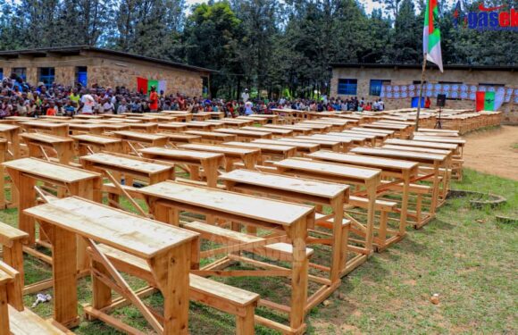 BURUNDI : Le CNDD-FDD RuYiGi remet 170 bancs pupitres à 6 écoles locales