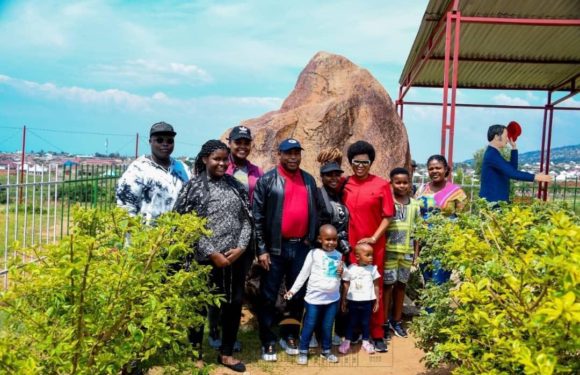BuRuNDi : Visite touristique de la pierre de Livingstone et Stanley à KaBeZi / BuJuMBuRa