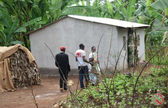 Le CNDD-FDD remet un don aux vulnérables de la commune Bugenyuzi