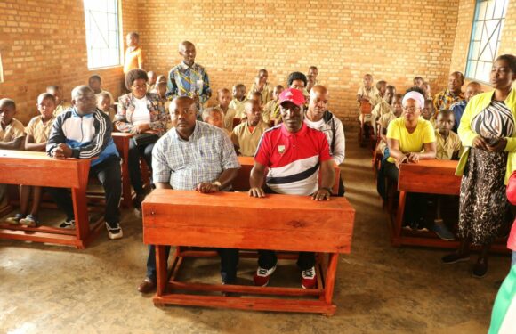 Burundi : Le 1er Ministre distribue des bancs pupitres aux écoles de Bukinanyana / Cibitoke