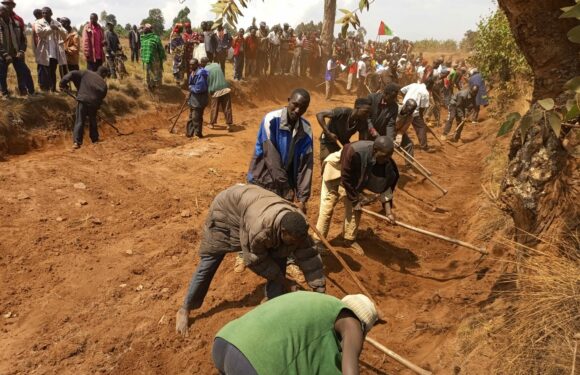 Burundi : TDC – Le CNDD-FDD Bururi construit une route en colline Tara à Songa
