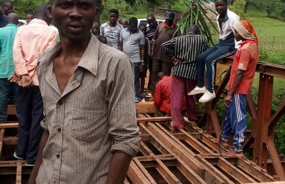 Burundi : TDC – Transporter des pierres près d’ un pont en restauration à Vugizo / Makamba