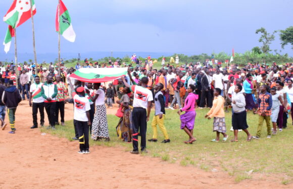Burundi : De nombreux citoyens de Bugenyuzi entrent au CNDD-FDD Karusi