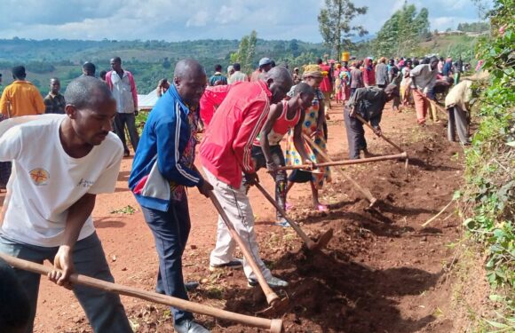 Burundi : TDC – Creuser un caniveau le long de la route de Kibimba à Ndava / Mwaro