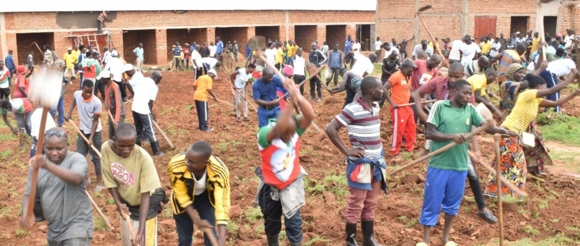 Burundi : TDC – Entretien de la cour intérieur du marché de Kirehe / Cankuzo
