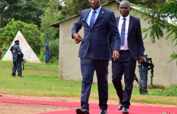 Rutana: le 1er Ministre Gervais Ndirakobuca recueille les doléances de la population
