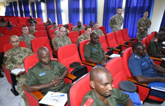 Burundi / USA : 18 officiers US rencontrent les futures officiers FDNB à l’ESCEM