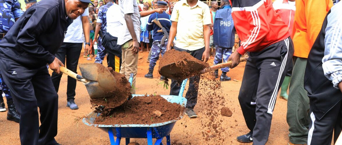 Burundi : TDC – Curer et nettoyer la RN8 en colline Songa / Gitega
