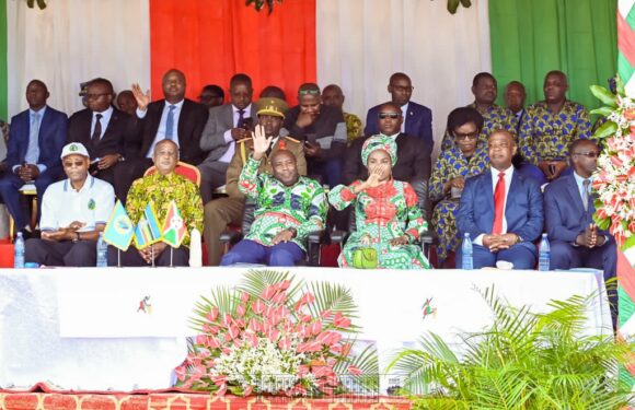 Le Couple Présidentiel rehausse les cérémonies de célébration de la fête du travail et des travailleurs à Bururi