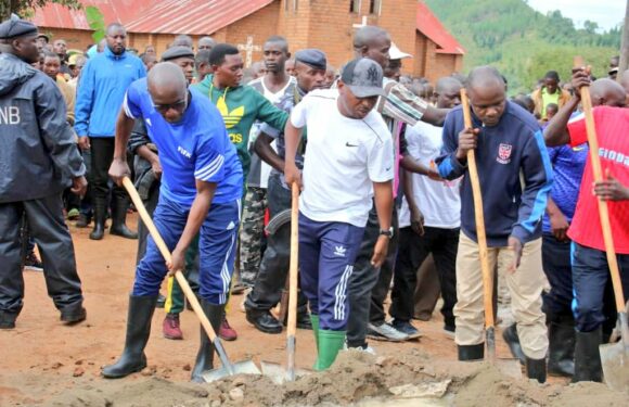 Burundi : TDC – Le SG du CNDD-FDD pave une classe de l’ECOFO de Ndava, Rutana / Burunga